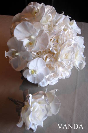 純白のブーケ（ｱｰﾃｨﾌｨｼｬﾙﾌﾗﾜｰ）と、可愛いフォトスタンド (^^♪ - Flower-VANDAの花ブログ